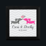 Dachshund Wedding Gift Keepomwille Specialized Cadeaudoosje<br><div class="desc">Voor uw teckel-thema bruiloft, denk aan charmante wiener hondengunsten, doxie bruiloft decoratie, worstenhond vrijgezellenfeest decor of zelfs geschenken en cadeauwrap benodigdheden voor de teckel-liefhebbende bruid en bruidegom. Zorg ervoor dat uw gasten vertrekken met een staartkwispelend geheugen van uw speciale dag! Deze lieve teckel geschenken en doxie artikelen zijn twee keer...</div>