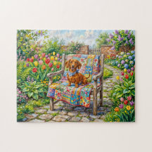 Dachshund zittend op patchwork tuinstoel tussen