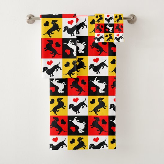 Dachshunds and Hearts Cute Checkerboard Pattern Bad Handdoek (Insitu)