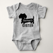 Dachshund's Baby Zusje Gepersonaliseerd met Naam Romper (Voorkant)