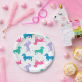 Dachshunds met kleverige pasta papieren bordje (Feest)