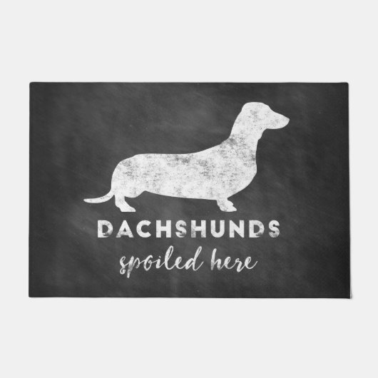 Dachshunds Spoiled here  Chalkboard Deurmat (Voorkant)