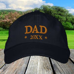 DAD 20XX geborduurd honkbalgoud/blauw pet<br><div class="desc">Ingeborduurde Petten: Klassiek gouden/zwarte mode baseball pet met de tekst "DAD" en aangepast jaar 20XX voor verse dads,  vaders dag,  opa-verjaardag / petten uit de familie</div>