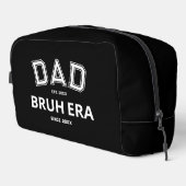 Dad Bruh Era Custom Jaar Witte Logo Zwart Toilettasje (Rechterhoek)