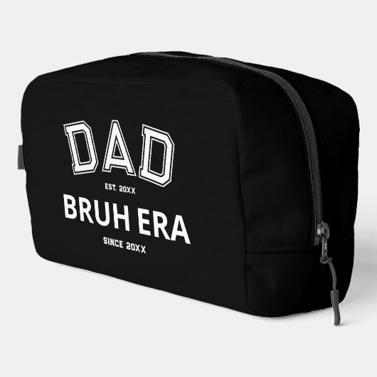 Dad Bruh Era Custom Jaar Witte Logo Zwart Toilettasje (Rechterhoek)