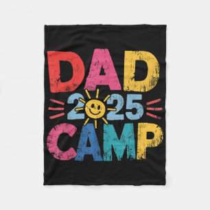 Dad Camp 2025 Familie Vakantie Zomer Kampeer Crew  Fleece Deken