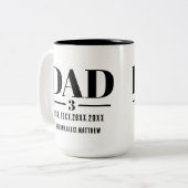 Dad Est. Year Name Number Bold Font Tweekleurige Koffiemok (Voorkant links)