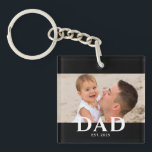 Dad Established Modern Photo Sleutelhanger<br><div class="desc">Personalized Dad Established photo design with classic minimalist typography. This new dad keepsake celebrates the year he became a dad and showcases a favorite family photo. A meaningful reminder of fatherhood and a heartfelt gift for a proud new dad.</div>