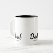 Dad Established New Dad Gift Tweekleurige Koffiemok (Voorkant links)