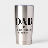 Dad Established Year Names Number Bold Font Geïsoleerde Drinkbeker (Achterkant)