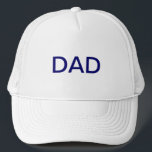 DAD Fathers Day Typografie Blauw op Wit Trucker Pet<br><div class="desc">"DAD" Pet - vooral geweldig voor Vaderdag, of als een geschenk voor een nieuwe vader. Maar ook geweldig om elke vader op elke dag te vieren.</div>