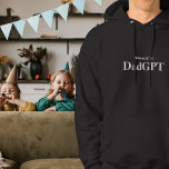 Dad Funny Birthday - Powered by DadGPT - AI Joke Hoodie<br><div class="desc">Vier de ultieme vader energie met de "powered by DadGPT" hoodie! Ideaal voor vaders die het show met scherpzinnigheid, eindeloze wijsheid en een supergeladen gevoel van humor leiden, geïnspireerd door AI-level smarts. Of je nu met je gezin, werk of gewoon het leven van je vader aan het rocken bent, deze...</div>
