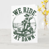 Dad Lawn Mower We Ride At Dawn Funny Mowing Gift G Kaart (Gele Bloem)