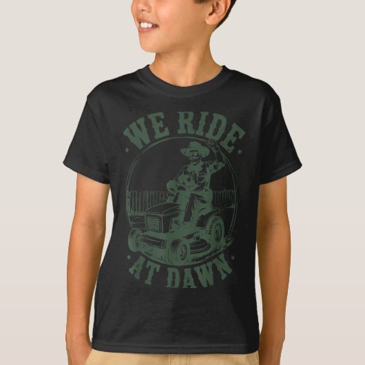 Dad Lawn Mower We Ride At Dawn Funny Mowing Gift G T-shirt (Voorkant)