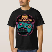 DAD LEVEL UNLOCKED – Performance Trophy Pixel Desi T-shirt (Voorkant)