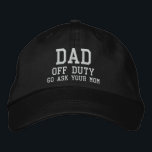 Dad of Duty Eenvoudige moderne typografie Custom Geborduurde Pet<br><div class="desc">Dad Off Duty Simple Modern Typography Custom Embroidered Baseball Pet bevat de eenvoudige,  moderne geborduurde tekst "Dad,  off duty,  Go ask your mom". Perfect als cadeau voor papa voor Vaderdag,  Kerstmis,  verjaardag en meer. Creëer door Evco Studio www.zazzle.com/store/evcostudio</div>