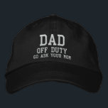 Dad of Duty Eenvoudige moderne typografie Custom Geborduurde Pet<br><div class="desc">Dad Off Duty Simple Modern Typography Custom Embroidered Baseball Pet bevat de eenvoudige,  moderne geborduurde tekst "Dad,  off duty,  Go ask your mom". Perfect als cadeau voor papa voor Vaderdag,  Kerstmis,  verjaardag en meer. Creëer door Evco Studio www.zazzle.com/store/evcostudio</div>