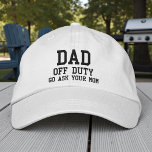 Dad of Duty Eenvoudige moderne typografie Custom Geborduurde Pet<br><div class="desc">Dad Off Duty Simple Modern Typography Custom Embroidered Baseball Pet bevat de eenvoudige,  moderne geborduurde tekst "Dad,  off duty,  Go ask your mom". Perfect als cadeau voor papa voor Vaderdag,  Kerstmis,  verjaardag en meer. Creëer door Evco Studio www.zazzle.com/store/evcostudio</div>