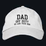 Dad of Duty Eenvoudige moderne typografie Custom Geborduurde Pet<br><div class="desc">Dad Off Duty Simple Modern Typography Custom Embroidered Baseball Pet bevat de eenvoudige,  moderne geborduurde tekst "Dad,  off duty,  Go ask your mom". Perfect als cadeau voor papa voor Vaderdag,  Kerstmis,  verjaardag en meer. Creëer door Evco Studio www.zazzle.com/store/evcostudio</div>