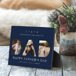 DAD Photo Navy Vaderdag - gepersonaliseerd monogra Fotoplaat<br><div class="desc">Unieke en gepersonaliseerde vaders plaquette. Het ontwerp kenmerkt de brieven "DAD"met een gepersonaliseerde foto die in elke brief wordt getoond. Aanpassen met de drieletterige initialen van papa bovenaan, samen met de volledige naam. Voeg jouw naam toe voor een echt gepersonaliseerde fthers dag foto keepomwille. Maakt een groot geschenk voor Vaderdag....</div>