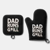 Dad Runs the Grill Strong BBQ Statement Ovenwant & Pannenlap Set (Voorkant)