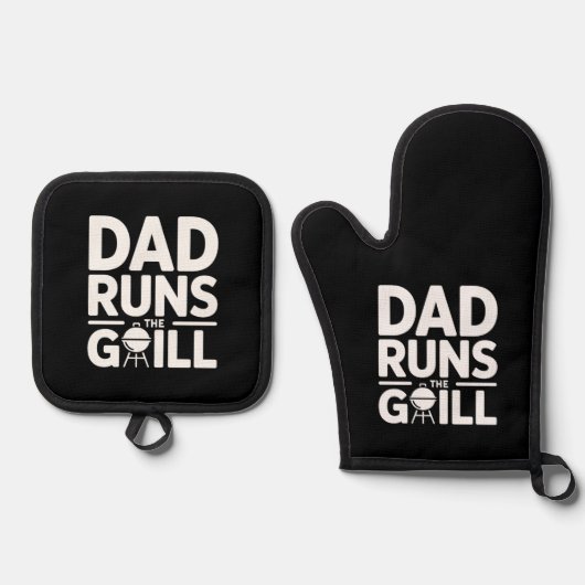 Dad Runs the Grill Strong BBQ Statement Ovenwant & Pannenlap Set (Voorkant)