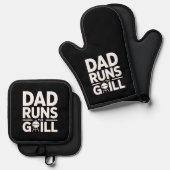Dad Runs the Grill Strong BBQ Statement Ovenwant & Pannenlap Set (Voorkant / Achterkant)
