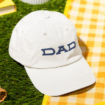 Dad Simple Cool Moderne Typografie Custom Geborduurde Pet<br><div class="desc">Dad Simple Cool Modern Typography Custom Embroidered Baseball Pet is voorzien van de eenvoudige moderne geborduurde tekst "Dad". Perfect als cadeau voor vader voor Vaderdag,  Kerstmis,  verjaardag en meer. Creëer door Evco Studio www.zazzle.com/store/evcostudio</div>