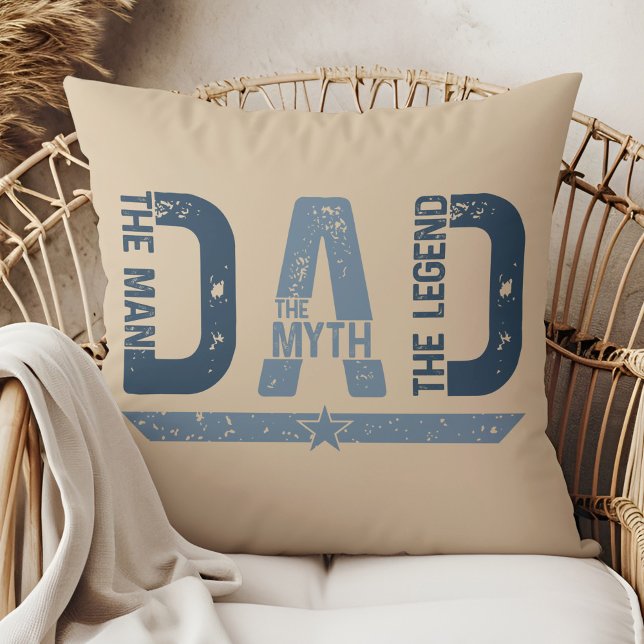 "DAD The Man Mith Legend" Vaderdag Gift Kussen ("DAD The Man Mith Legend" Father's Day Gift Throw Pillow in a boho rattan armchair)