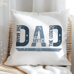 "DAD The Man Mith Legend" Vaderdag Gift Kussen<br><div class="desc">Geef papa de erkenning die hij verdient met dit gedurfde en robuuste werpkussen, met het krachtige "DAD - The Man, The Myth, The Legend" -ontwerp in geïnspireerde denimblues. De verontruste grunge-stijl typografie tegen een heldere witte achtergrond voegt een mannelijke, militaire rand toe - perfect voor de held van uw huis....</div>