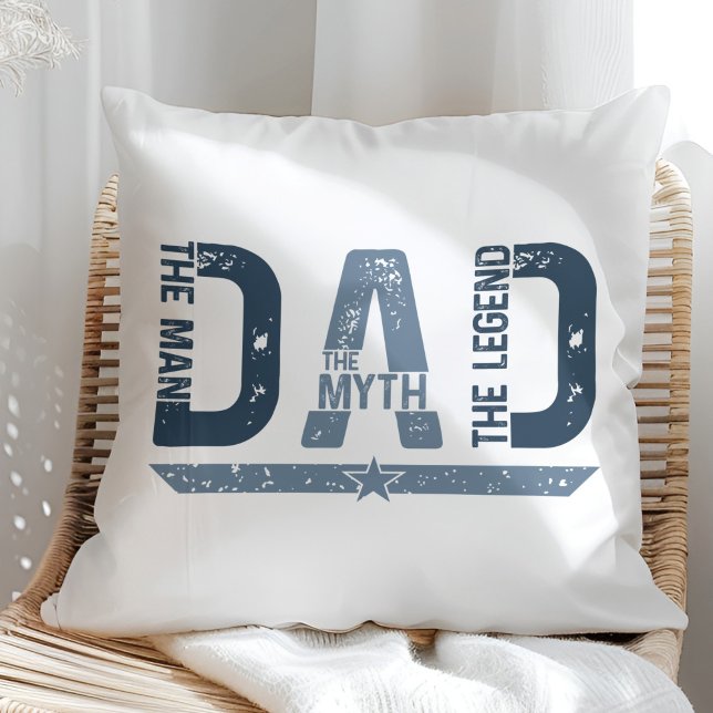 "DAD The Man Mith Legend" Vaderdag Gift Kussen ("DAD The Man Mith Legend" Father's Day Gift Throw Pillow on a sunny neutral rattan chair.)