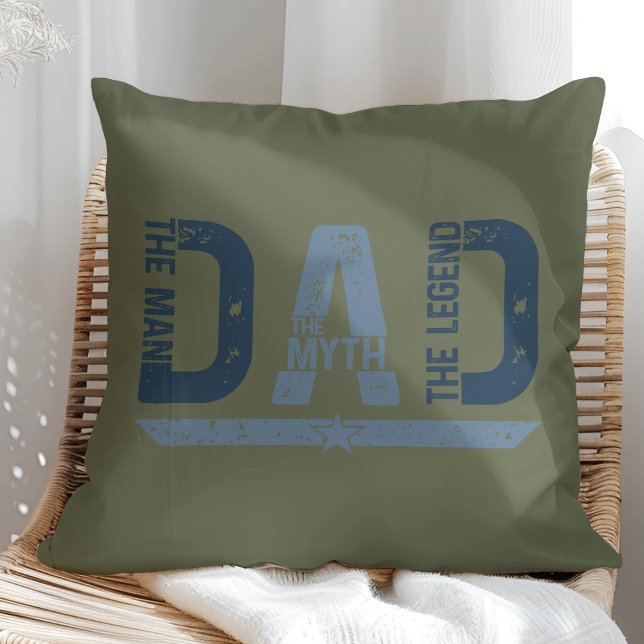 "DAD The Man Mith Legend" Vaderdag Gift Kussen ("DAD The Man Mith Legend" Father's Day Gift Throw Pillow in a sunny neutral rattan arm chair)