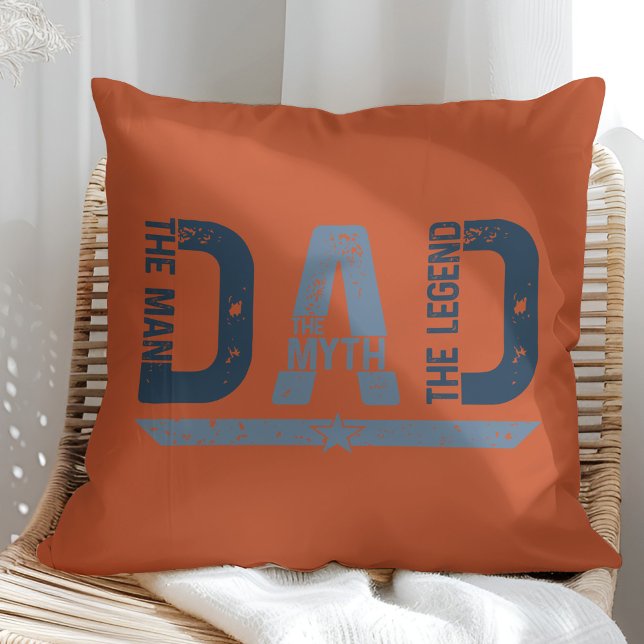 "DAD The Man Mith Legend" Vaderdag Gift Kussen ("DAD The Man Mith Legend" Father's Day Gift Throw Pillow in a sunny neutral rattan arm chair.)