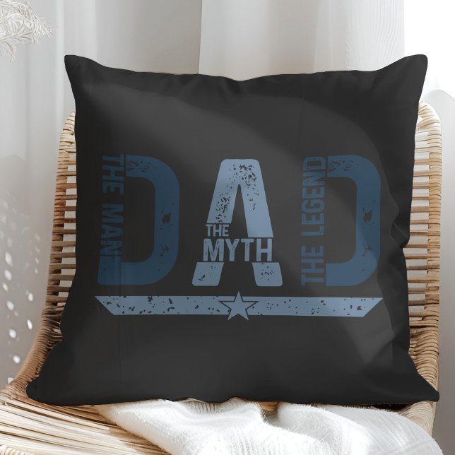 "DAD The Man Mith Legend" Vaderdag Gift Kussen ("DAD The Man Mith Legend" Father's Day Gift Throw Pillow in a sunny neutral rattan arm chair.)