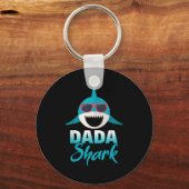 Dada Shark Dearing Cool Sungles Daddy Sleutelhanger (Voorkant)