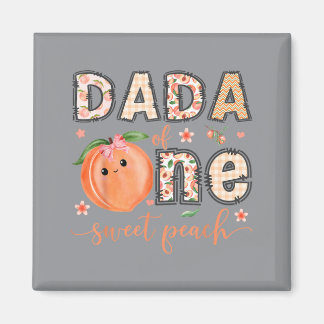 Dada van één zoete perzik 1e verjaardag meisje bij magneet