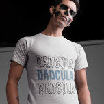 Dadcula Blue Halloween - Spooky & Fun Dad T-shirt<br><div class="desc">Omarm de Halloween-geest met ons "Dadcula" Blauw T-Shirt, speciaal ontworpen voor vaders die houden van een goede lach en een spookachtige sfeer! Met het speelse "Dadcula" -ontwerp in gedurfde, griezelige letters op een koele blauwe achtergrond, is dit T-shirt perfect voor vaders die willen deelnemen aan het Halloween-plezier. Of je het...</div>