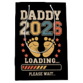 Daddy 2026 Loading Baby Announcement Expecting Dad Medium Cadeauzakje (Voorkant)