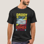 Daddy by Day Gamer By Night Loves Playing Video Ga T-shirt (Voorkant)