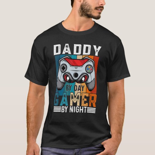 DADDY By Day Gamer By Night Meme For Gamers T-shirt (Voorkant)