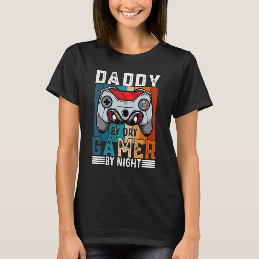 DADDY By Day Gamer By Night Meme For Gamers T-shirt (Voorkant)