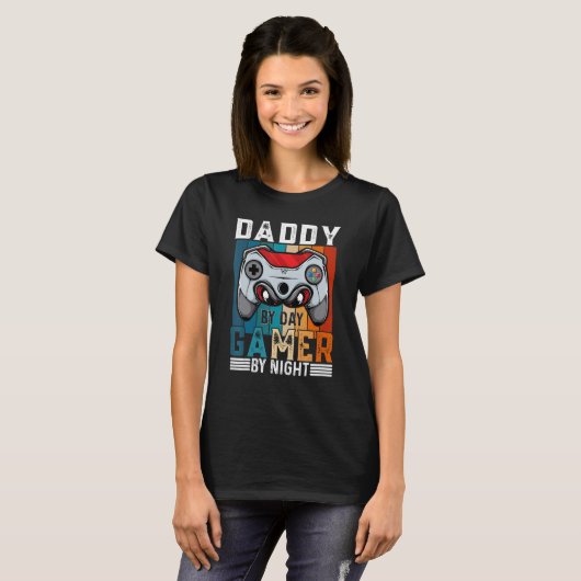 DADDY By Day Gamer By Night Meme For Gamers T-shirt (Voorkant volledig)