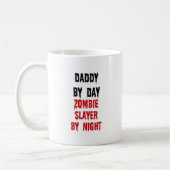 Daddy By Day Zombie Slayer By Night beroemd gemaak Koffiemok (Links)