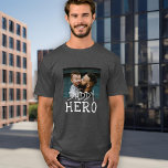 Daddy Hero Witte Typografie Papa Foto Grijs T-shirt<br><div class="desc">Daddy Hero Witte Typografie Papa Foto Grijs T-shirt. Tekst is in witte eenvoudige handgetekende lettertypen. Voeg je foto toe. Je kunt papa veranderen in papa,  papa,  papa,  papa, ... </div>