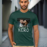 Daddy Hero Witte Typografie Papa Foto Groen T-shirt<br><div class="desc">Daddy Hero Witte Typografie Papa Foto Groen T-shirt. Tekst is in witte eenvoudige handgetekende lettertypen. Voeg je foto toe. Je kunt papa veranderen in papa,  papa,  papa,  papa, ... </div>