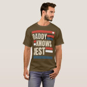 “Daddy Knows Best” | Vintage BBQ & Gift T-shirt (Voorkant volledig)