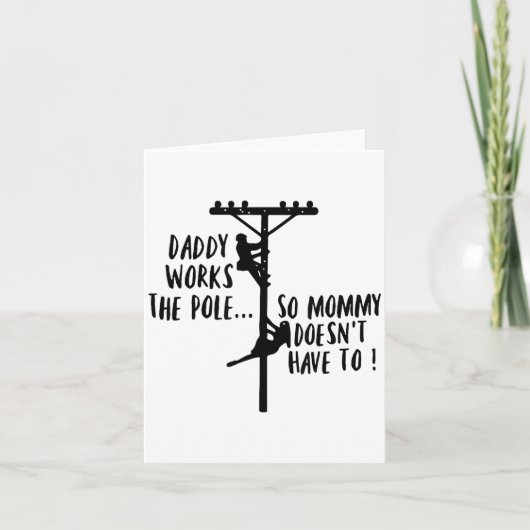 Daddy Works The Le So Mommy Doesn't Have To Linema Kaart (Voorkant)