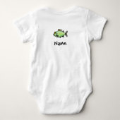 Daddy's Vissen Assistant Baby Shirt Pas het aan (Achterkant)