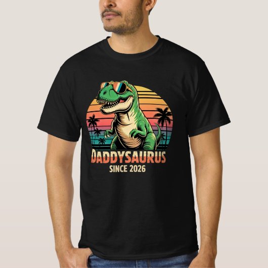 Daddysaurus Sinds 2026 – Grappige Nieuwe Vader Din T-shirt (Voorkant)