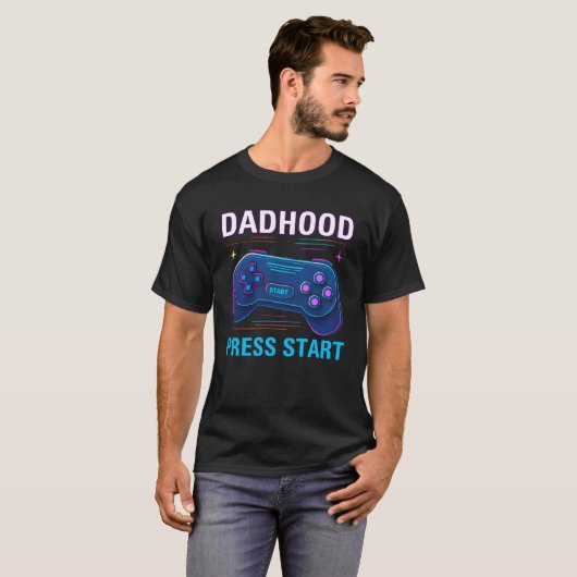 Dadhood Druk op Start Retro Gamer Design T-shirt (Voorkant volledig)
